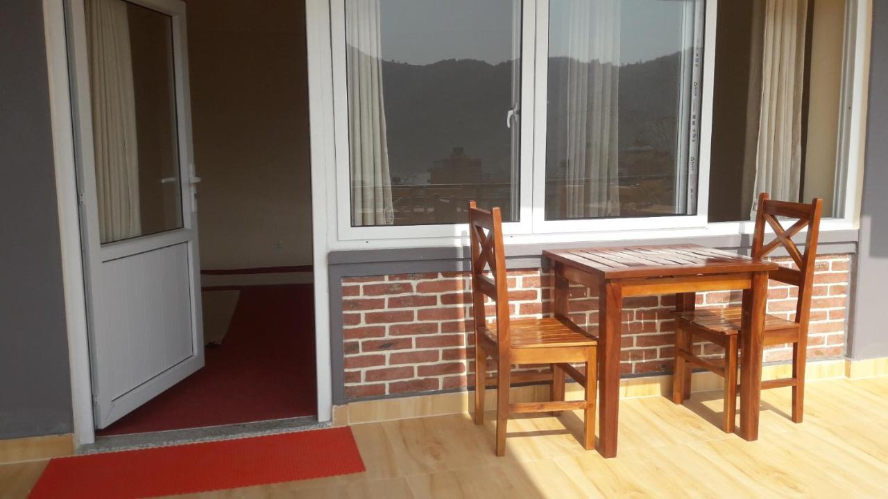 Beli Guest House Pokhara Esterno foto